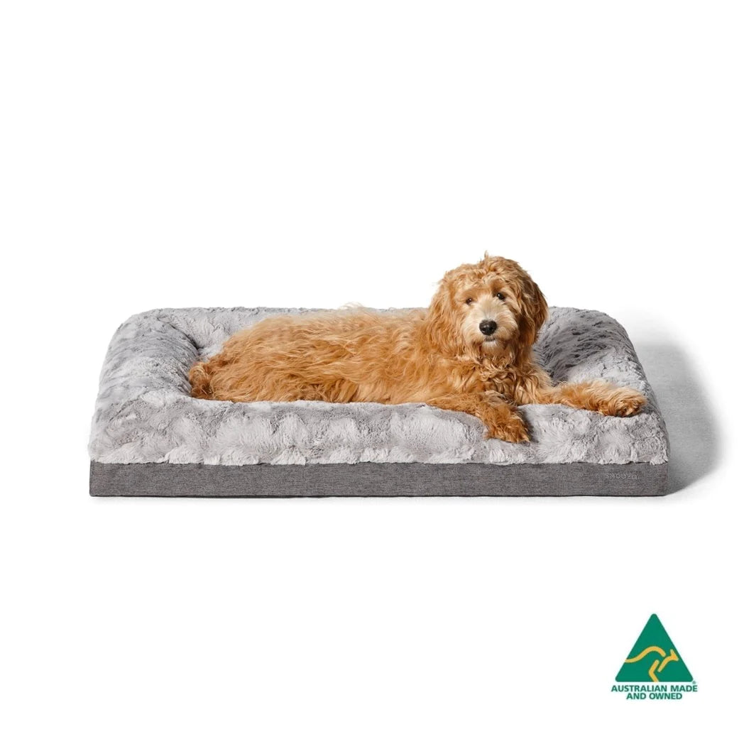 SNOOZA Ultra Comfort Lounge with dog